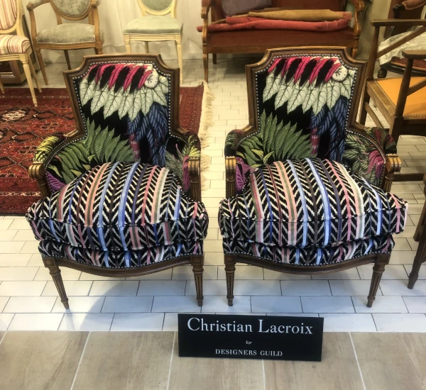 rénovation de fauteuils tapissier avec tissus christian lacroix