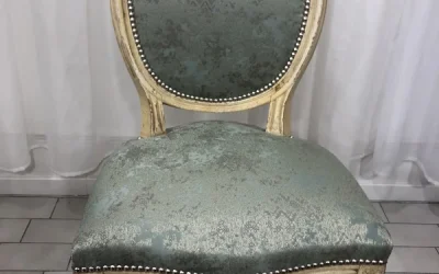 Chaise médaillon avec un tissu moiré